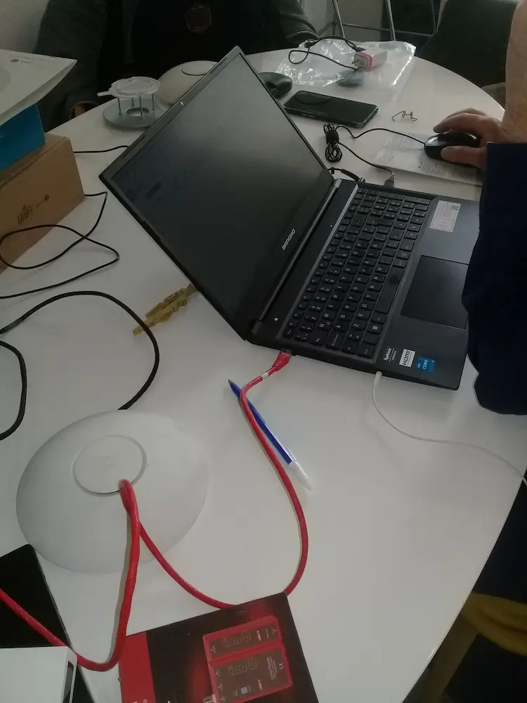 Access Point Ubiquiti UniFi instalado en hotel