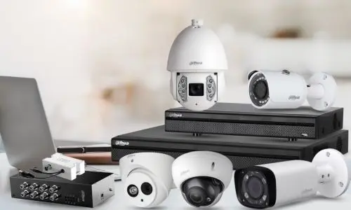 Equipos de cámaras de seguridad Dahua sobre una mesa