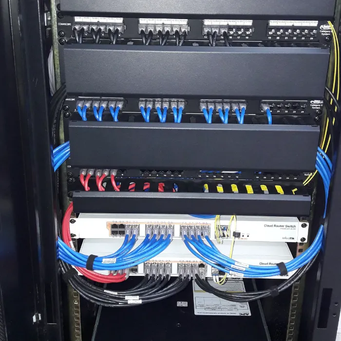 Técnico realizando mantenimiento de redes informáticas