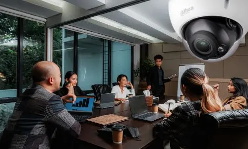 Persona recibiendo una explicación técnica sobre uso de cámaras